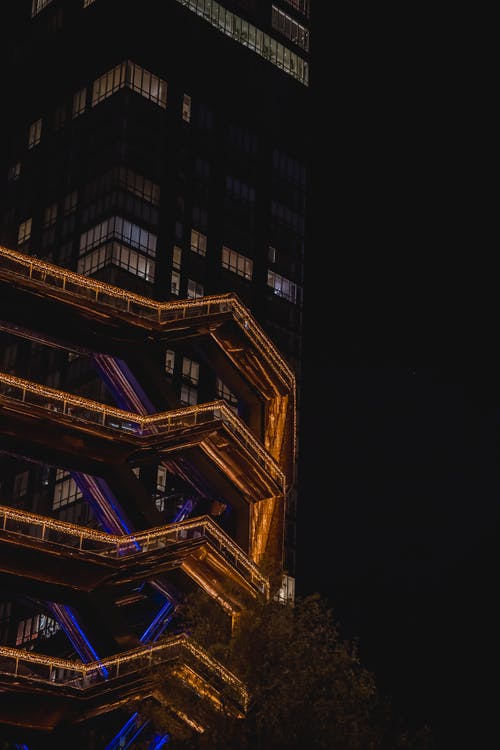 高层建筑的低角度摄影 · 免费素材图片