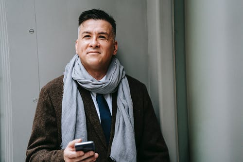 黑色外套和灰色围巾的人 · 免费素材图片