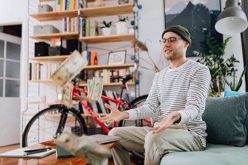 有关（顶部有小羊毛球的）羊毛帽子, 人, 在家的免费素材图片