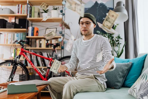 有关（顶部有小羊毛球的）羊毛帽子, 人, 向上丢的免费素材图片