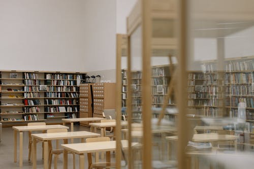 白墙附近的棕色木制书架 · 免费素材图片