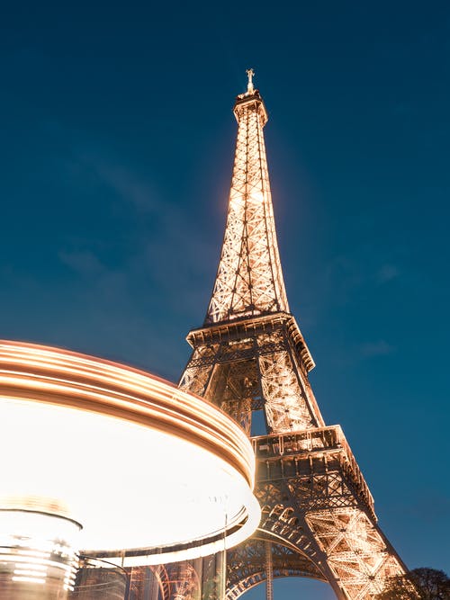 埃菲尔铁塔在蓝蓝的天空下 · 免费素材图片