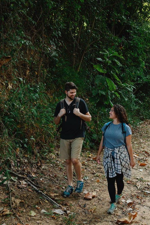 男人和女人在森林上行走 · 免费素材图片
