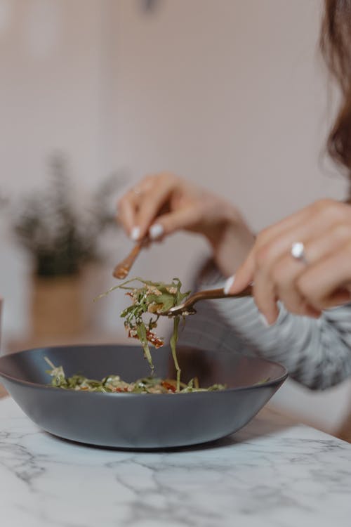 有关健康食品, 女人, 碗的免费素材图片