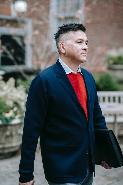 蓝色西装外套站在绿树旁的男人 · 免费素材图片