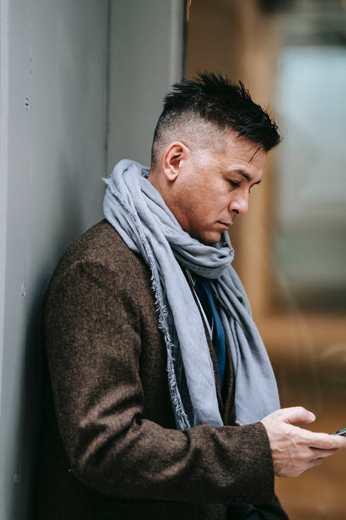 灰色外套和蓝色围巾的男人 · 免费素材图片