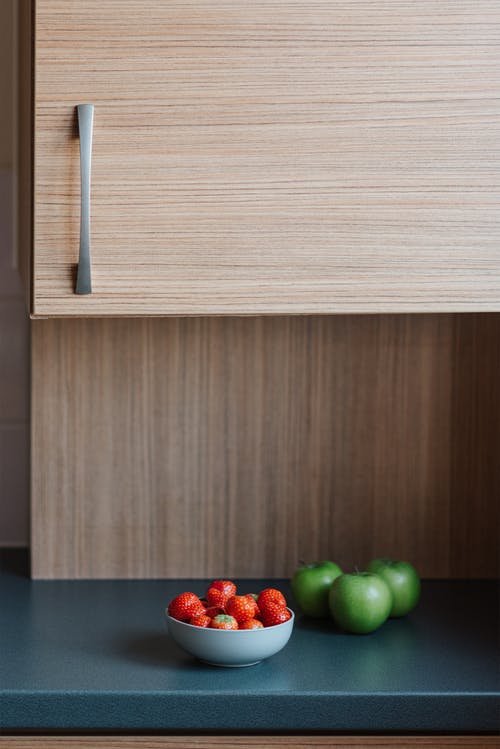 棕色木架子上的绿色和红色苹果 · 免费素材图片