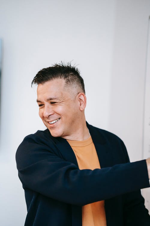 黑色v领长袖衬衫的女人 · 免费素材图片