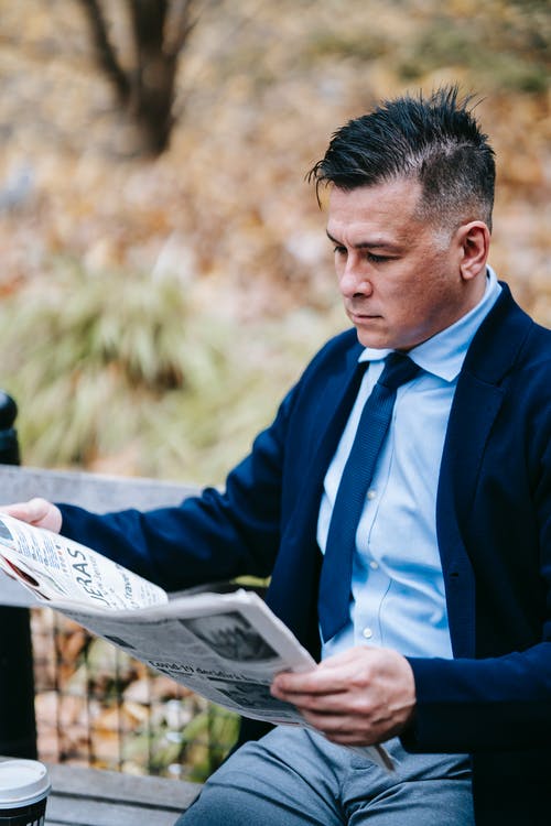 蓝色西装外套阅读报纸的人 · 免费素材图片