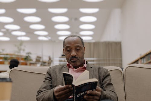 拿着本书的灰色外套的男人 · 免费素材图片