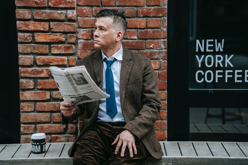 灰色西装看书的人 · 免费素材图片