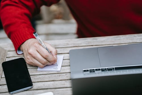 在白纸上写的人 · 免费素材图片