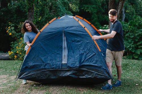 蓝色和橙色圆顶帐篷 · 免费素材图片
