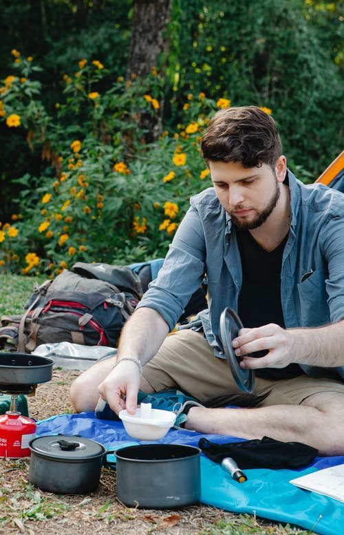 蓝色衬衫和灰色夹克坐在蓝色纺织上的男人 · 免费素材图片