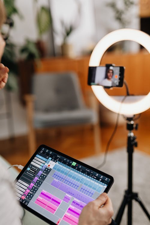 有关在家, 室内, 手的免费素材图片