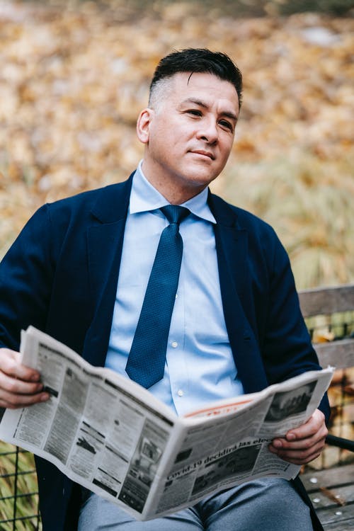 蓝色礼服衬衫阅读报纸的人 · 免费素材图片