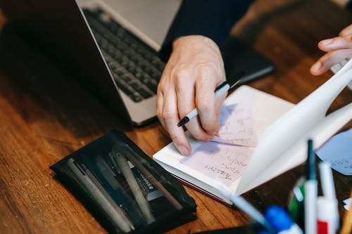 在白纸上写的人 · 免费素材图片