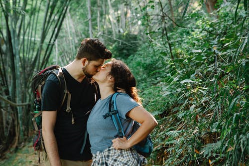 男人和女人在森林里接吻 · 免费素材图片