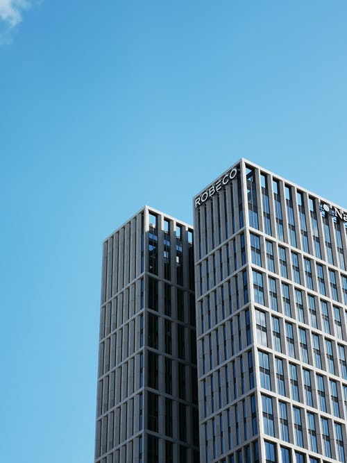蓝天下的白色和黑色混凝土建筑 · 免费素材图片