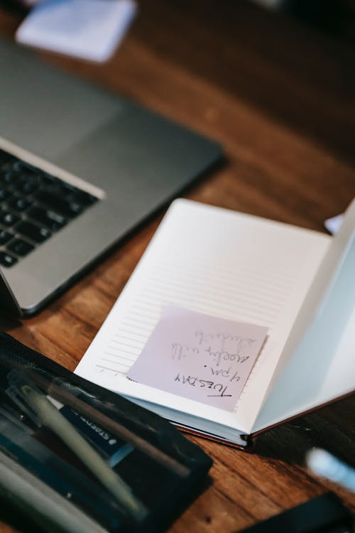 棕色木制的桌子上的白书 · 免费素材图片
