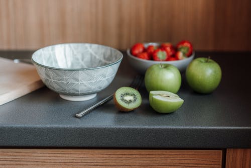 青苹果水果上白色陶瓷碗 · 免费素材图片