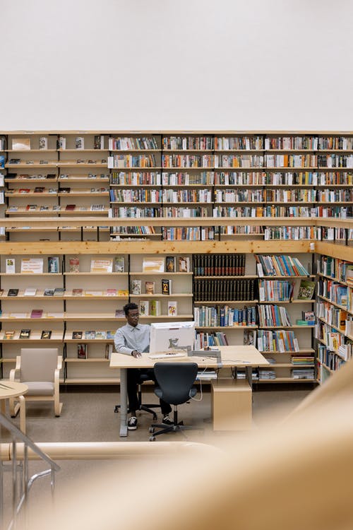 在图书馆中使用计算机的人 · 免费素材图片