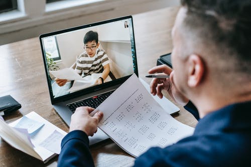 使用macbook Pro的蓝色长袖衬衫的男人 · 免费素材图片