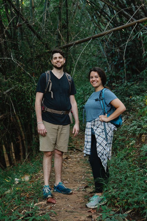 穿着黑色圆领t恤的男人站在旁边穿着蓝色圆领t恤的男人旁边 · 免费素材图片