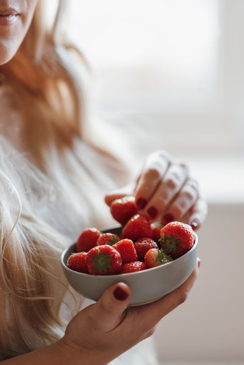 女人控股碗草莓 · 免费素材图片