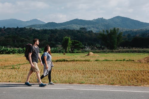 2名妇女走在路上 · 免费素材图片
