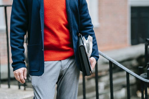 蓝色西装外套和红色衬衫配黑色皮革吊带袋的人 · 免费素材图片