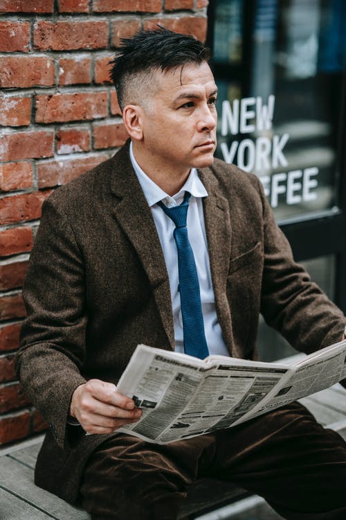 棕色西装读报纸的人 · 免费素材图片