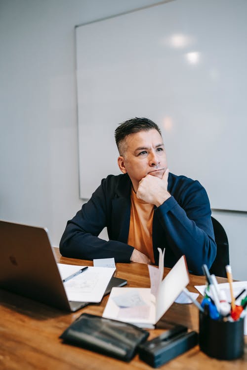 坐在椅子上的黑色西装外套的男人 · 免费素材图片