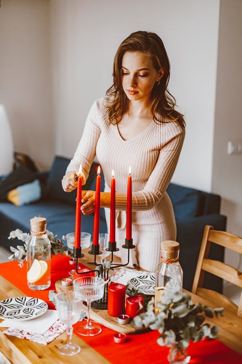 有关在家, 垂直拍摄, 女人的免费素材图片