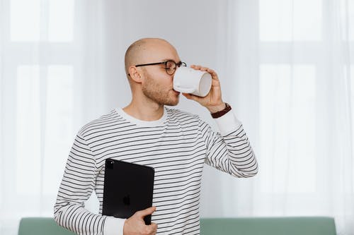 有关iPad, 一杯咖啡, 人的免费素材图片