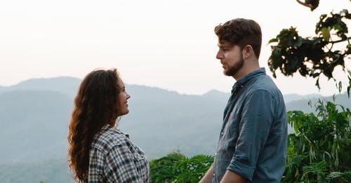 穿蓝色圆领衬衫的男人旁边的白色和黑色格子衬衫的女人 · 免费素材图片