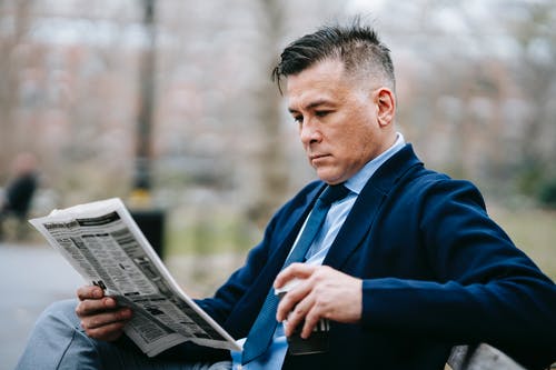 蓝色西装外套阅读报纸的人 · 免费素材图片