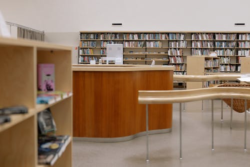 棕色木制书架与书 · 免费素材图片