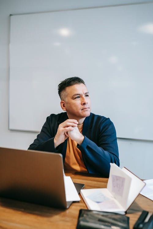 坐在椅子上的蓝色长袖衬衫的男人 · 免费素材图片