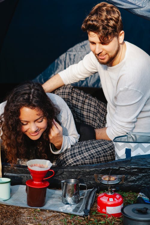 坐在白色长袖衬衫的女人旁边的白色长袖衬衫的男人 · 免费素材图片