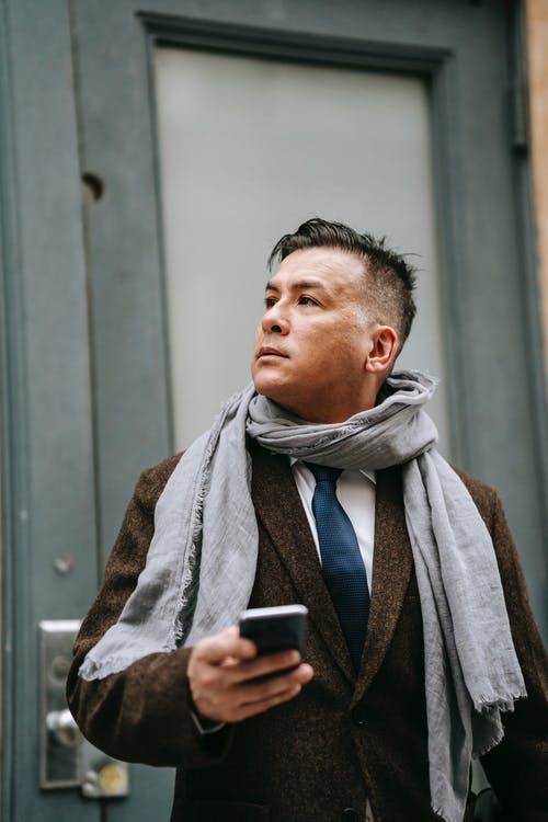 棕色围巾和棕色外套的男人 · 免费素材图片