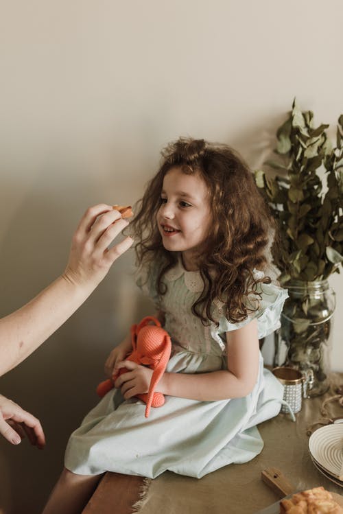 拿着红色玫瑰的白色礼服的女孩 · 免费素材图片