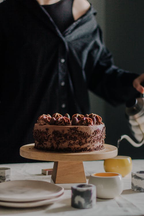 棕色木制的桌子上的巧克力蛋糕 · 免费素材图片