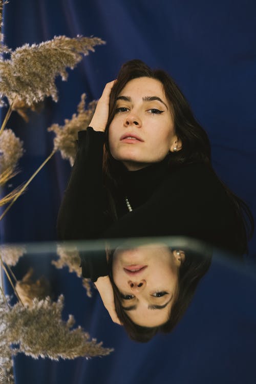 黑夹克以自拍照的女人 · 免费素材图片