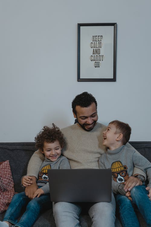 有关儿子, 坐, 大笑的免费素材图片