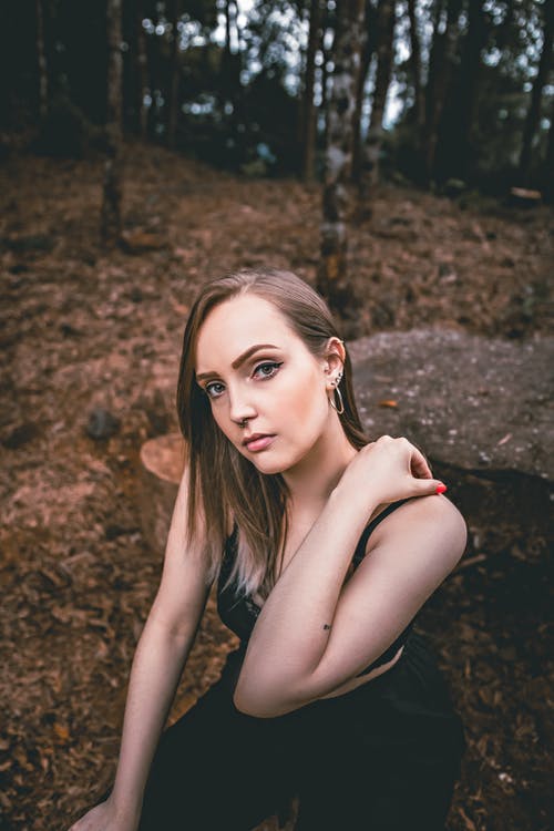 黑色背心坐在地上的女人 · 免费素材图片