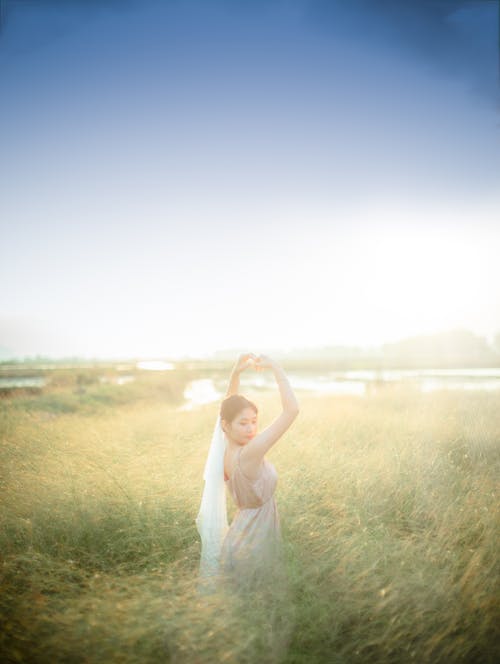 有关双手举起, 垂直拍摄, 女人的免费素材图片