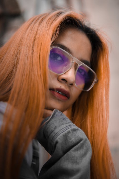 灰色外套，戴着紫色太阳镜的女人 · 免费素材图片