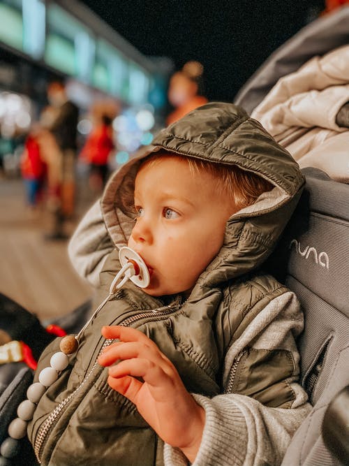 棕色连帽外套的孩子 · 免费素材图片