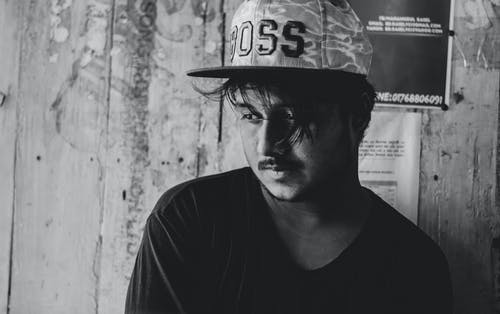 有关人, 往下看, 木墙的免费素材图片